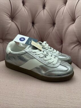 Universal Thread Silver and White Low-Top Sneakers